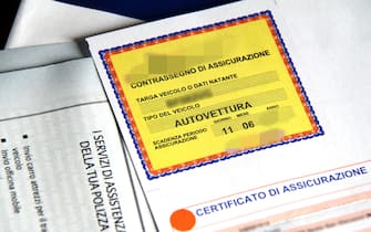 Milano, aumento dei premi per la stipula di polizze assicurative. Nella foto il contrassegno di assicurazione