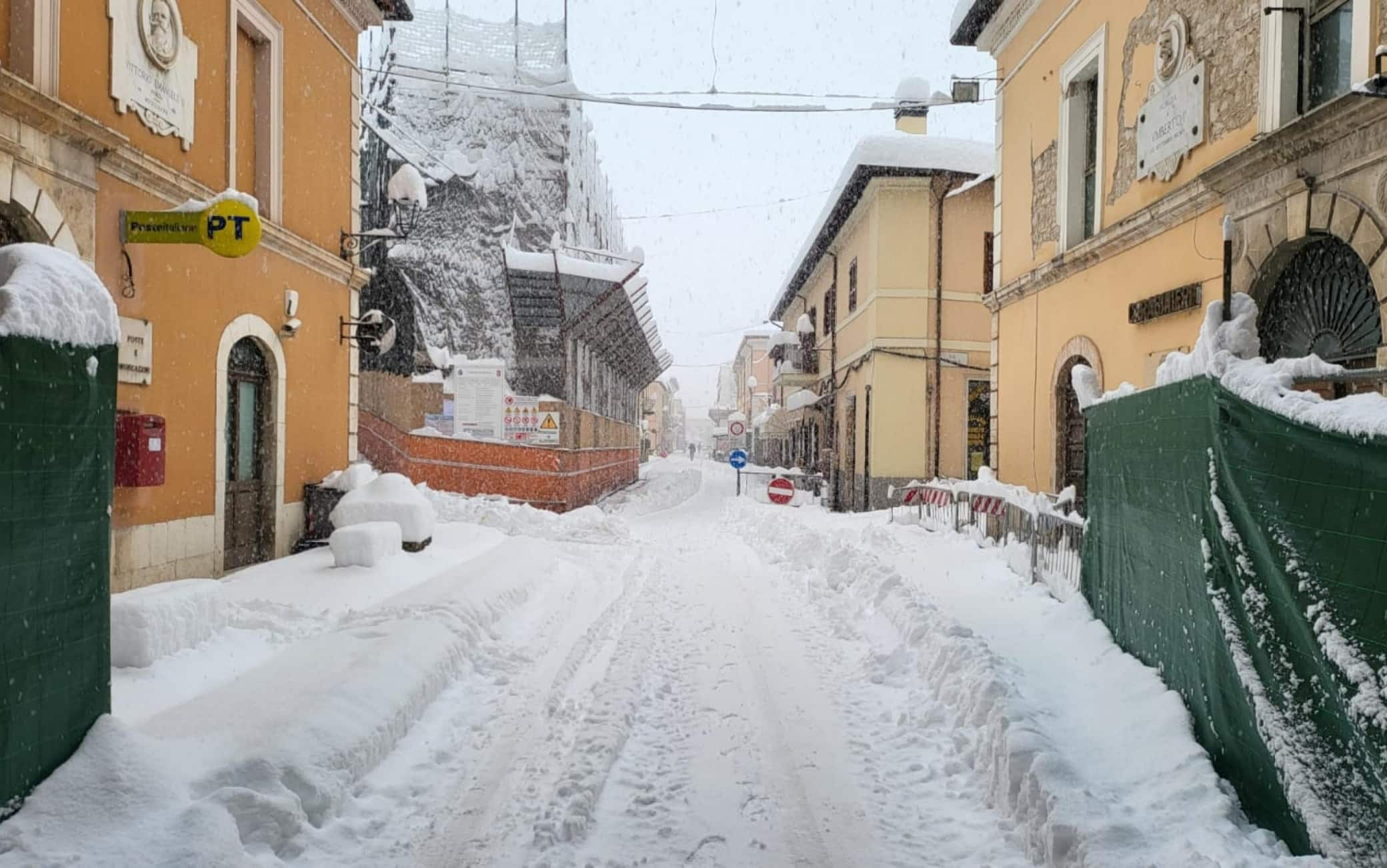 Norcia sotto 40 centimetri di neve. I Comuni di Norcia e Cascia stamani hanno chiuso tutte le scuole di ogni ordine e grado a causa della difficile situazione sulle strade, 23 gennaio 2023. ANSA/US COMUNE DI NORCIA +++ NO SALES, EDITORIAL USE ONLY +++ NPK +++