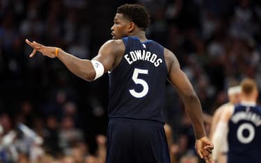 EDWARDS MOSTRUOSO, LAKERS SCHIANTATI