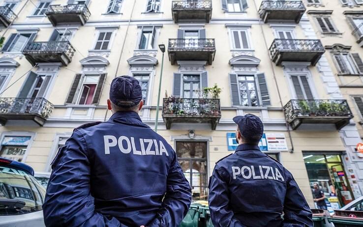 Sgomberati due alloggi nel quartiere Aurora, a Torino, più precisamente in corso Giulio Cesare 25. All'interno, la polizia ha trovato 28 cittadini bengalesi stipati tra immondizia e condizioni igieniche precarie, 15 novembre 2022. ANSA/JESSICA PASQUALON