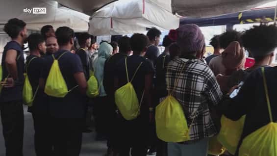 salerno 70 migranti sbarcati da nave ong sea watch