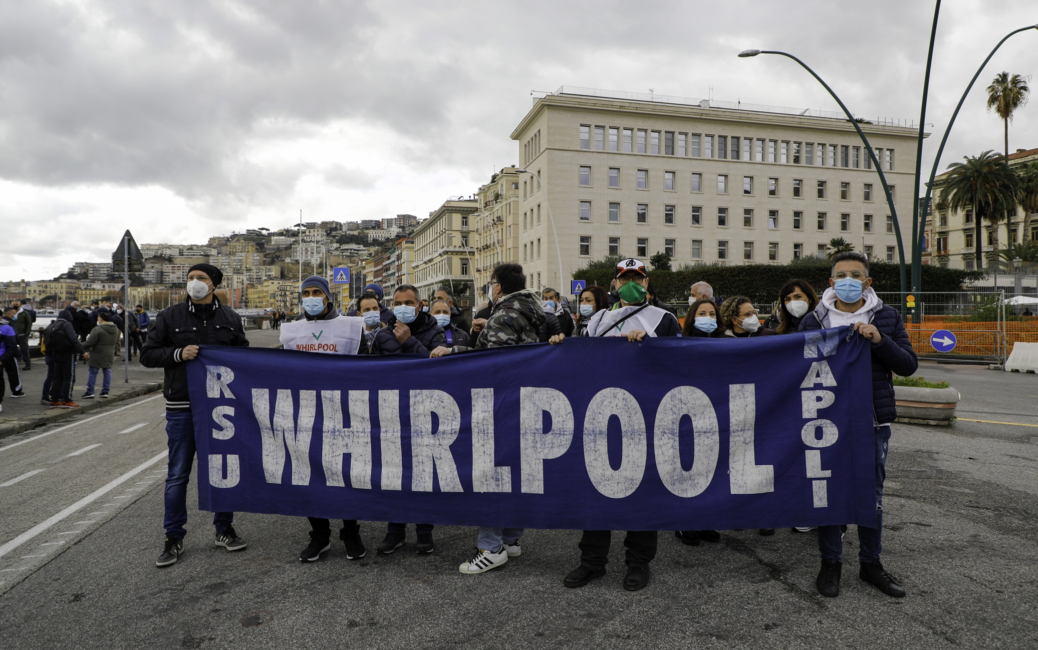 I lavoratori Whirlpool durante una manifestazione