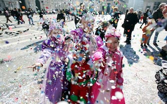 GIOVEDI GRASSO A MILANO, BIMBI GIOCANO IN PIAZZA DUOMO E SI DIVERTONO CON IL CLOWN FESTIVAL