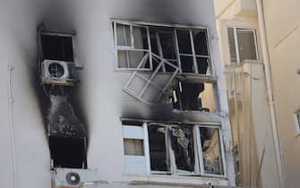 epa10904936 A damaged residential building in Tel Aviv following rocket launches from Gaza, 07 October 2023. Rocket barrages were launched from the Gaza Strip early Saturday in a surprise attack claimed by the Islamist movement Hamas.  EPA/ABIR SULTAN