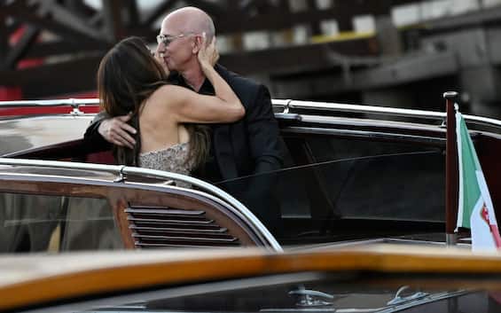 gran finale all8217arsenale per le nozze di bezos e sanchez notte di balli in maschera