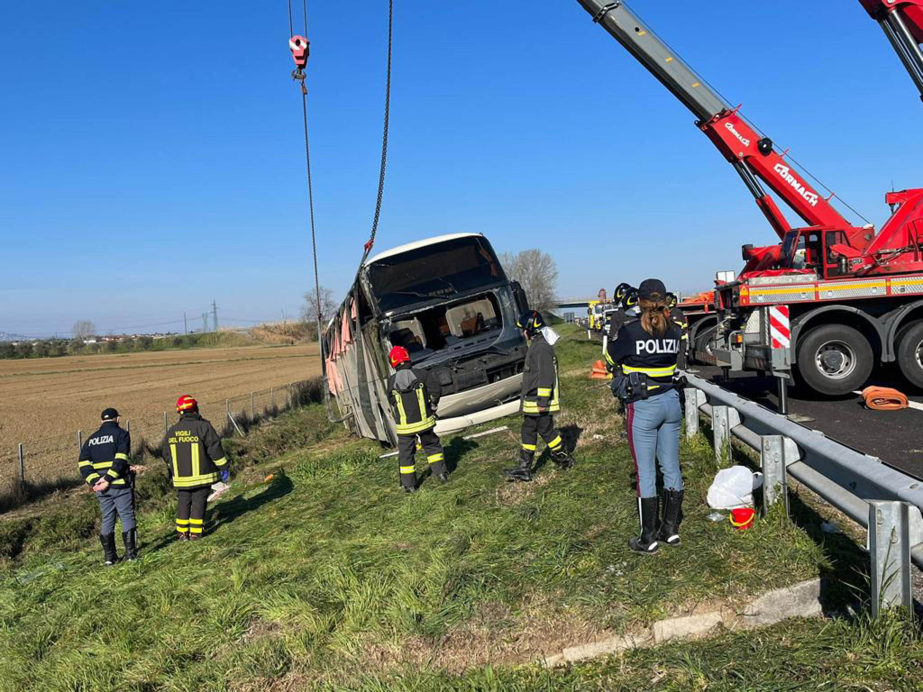 Un autobus con a bordo una cinquantina di cittadini ucraini si è ribaltato per cause ancora da accertare sulla A14 in direzione sud all'altezza di Forlì, 13 marzo 2022. ANSA/ VIGILI DEL FUOCO ++HO -NO SALES EDITORIAL USE ONLY++