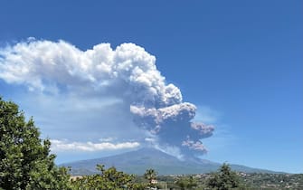 Etna Eruzione dell'Etna vista da San Giovanni La Punta (Catania), 2 giugno 2025. ANSA / DOMENICO MAUGERI (npk)