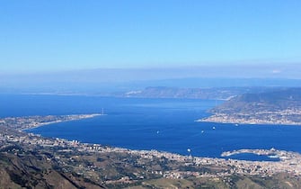 Una immagine dello stretto di Messina tratta da Wikipedia. ANSA /WEB +++EDITORIAL USE ONLY- NO SALES- NO ARCHIVE+++ 