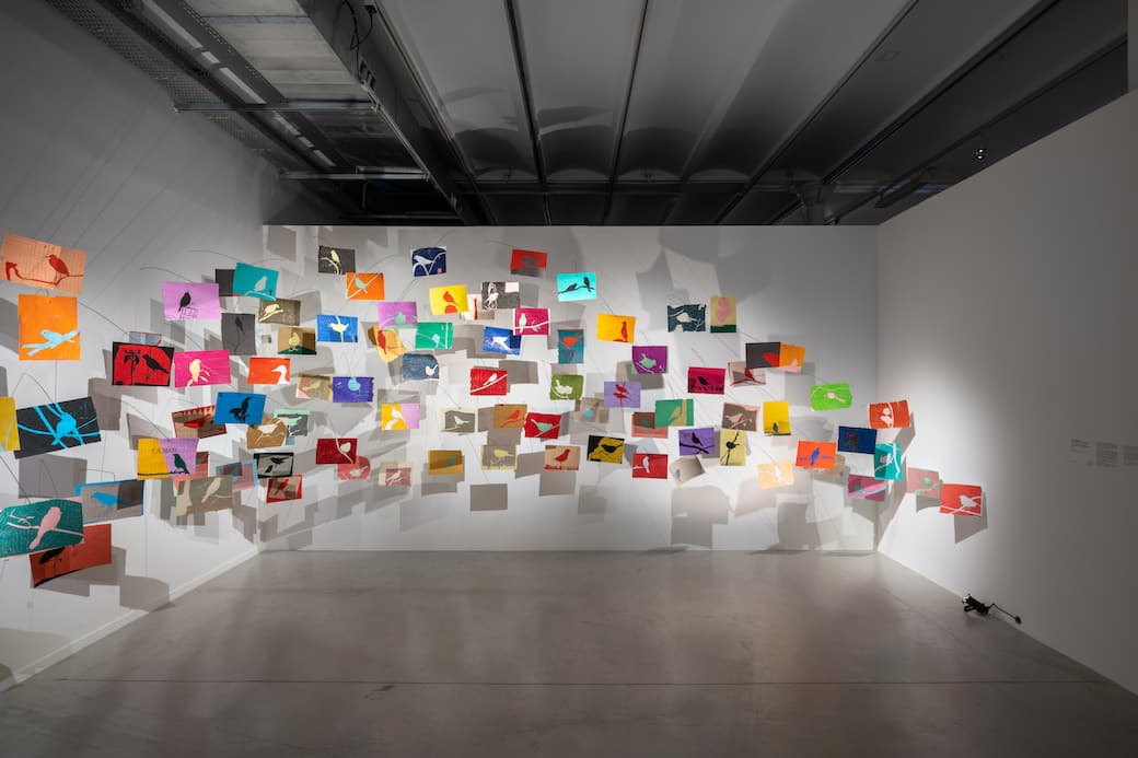 “Hope is a thing with feathers” 2021. Dimensioni_ 270 x 500 x 100 cm Drawings and Collage on vintage Pantone paper A4 paper, fil di ferro, Magneti.  Foto  M. Argyroglo