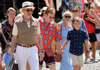 Elton John con il marito David Furnish e i loro figli a Portofin