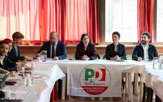 La segretaria del Pd Elly Schlein con i componenti della segreteria del partito durante  la prima riunione della segreteria Pd  a Riano (Roma), 21 aprile 2023 .
ANSA/MASSIMO PERCOSSI