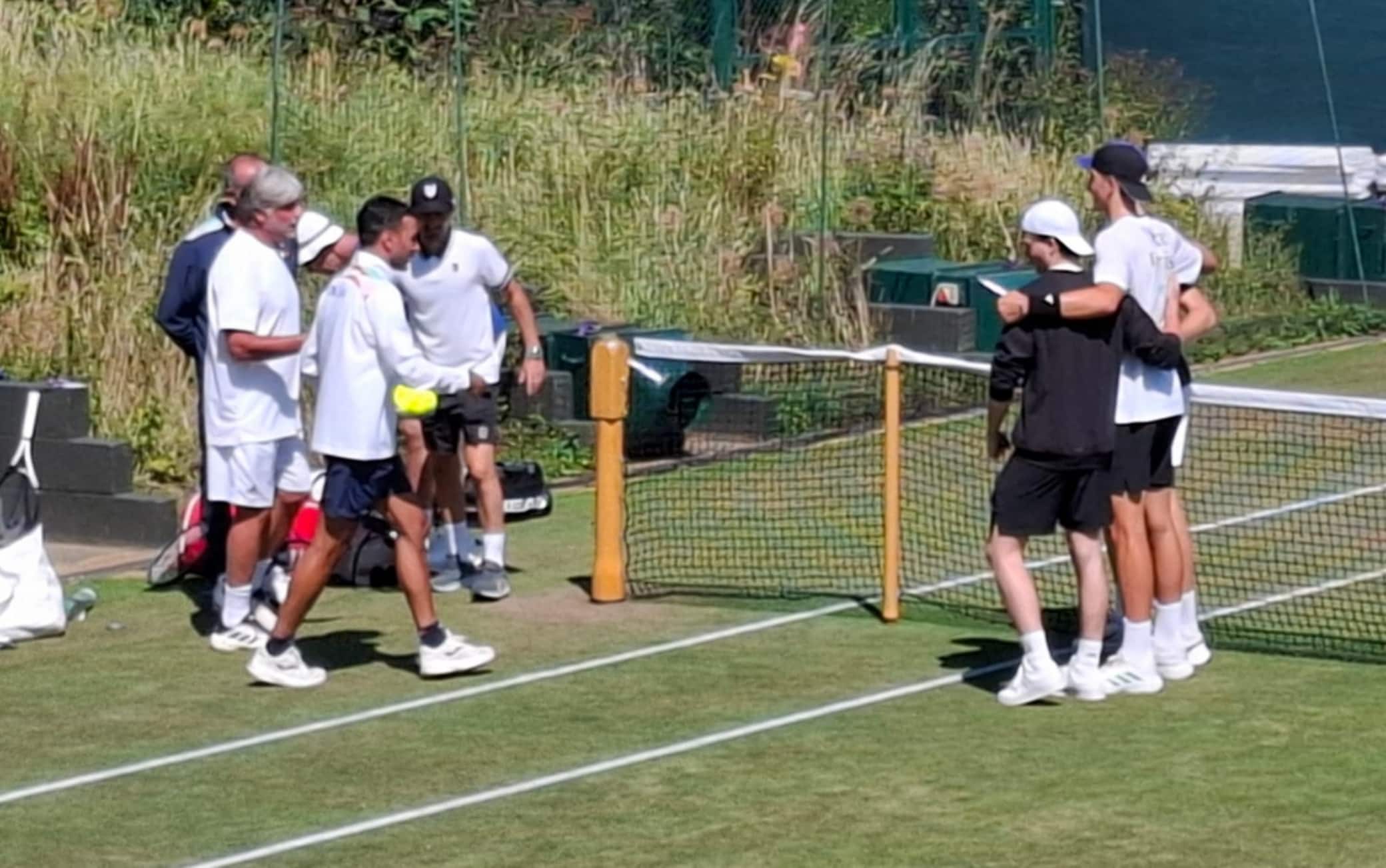 La foto finale dopo l'allenamento tra Sinner e Vasamì