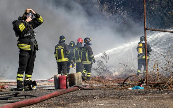 grosseto stop ai treni per un incendio evacuato un albergo