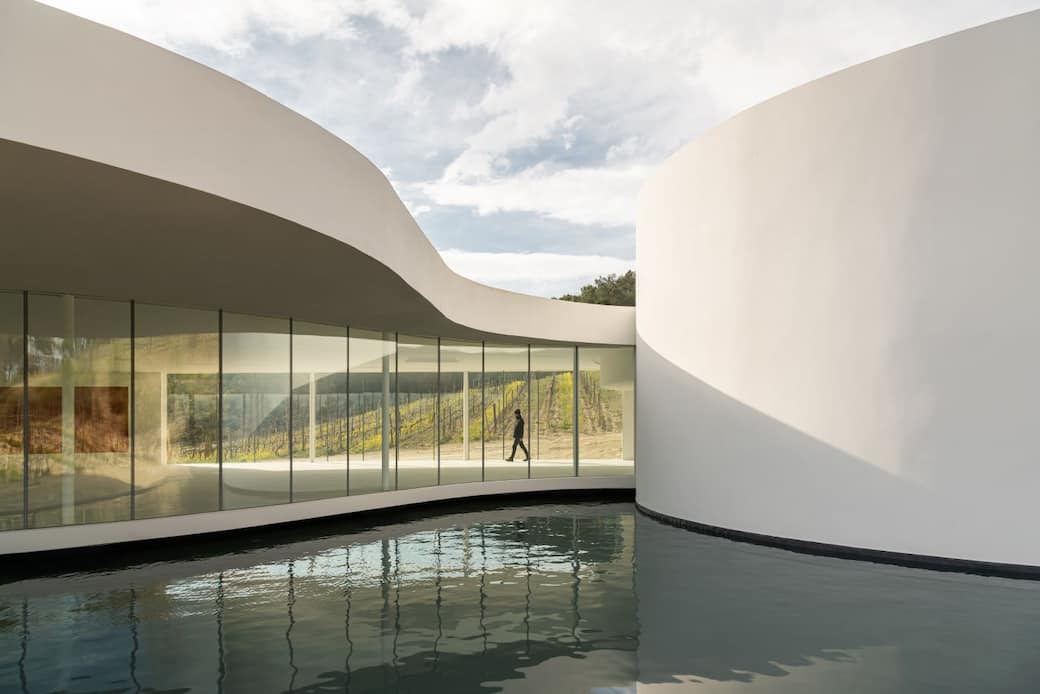 Auditorium di Oscar Niemeyer a Château La Coste. Foto crediti WEARECONTENTS