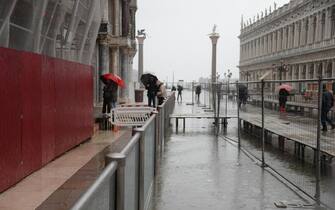 Le barriere in vetro difendono la basilica di San Marco dall’alta marea eccezionale di stamane, 22 novembre 2022. ANSA/ANDREA MEROLA