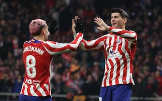 epa10503686 Atletico Madrid's Antoine Griezmann (L) and Alvaro Morata (R) celebrate after scoring during a Spanish LaLiga soccer match between Atletico Madrid and Sevilla FC at Civitas Metropolitano stadium in Madrid, Spain, 04 March 2023.  EPA/KIKO HUESCA