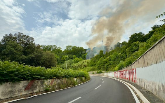 Incendio a Roma sulla collina di Monte Mario: chiuse alcune strade