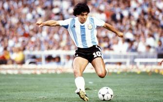 Retrospettiva Diego Armando Maradona - In foto con la maglia dell'Argentina nel 1982