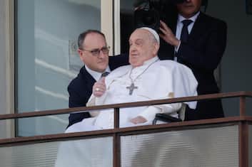 Papa Francesco saluta e benedice i fedeli dalla finestra del Policlinico Gemelli, dove è stato ricoverato per 37 giorni, oggi il pontefice sarà dimesso dall'ospedale per tornare a Santa Marta in Vaticano, Roma, 23 marzo 2025. 
ANSA/GIUSEPPE LAMI
/////
Pope Francis greets and blesses faithful from the window of the Policlinico Gemelli hospital, where he has been hospitalised for 37 days, today the Pontiff will be discharged from hospital to return to Santa Marta in the Vatican City, Rome, Italy, 23 March 2025. 
ANSA/GIUSEPPE LAMI