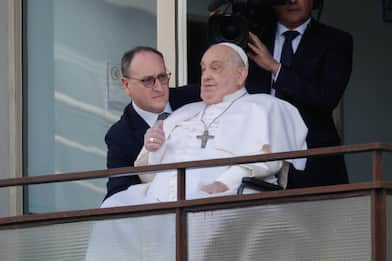 Papa Francesco saluta e benedice i fedeli dalla finestra del Policlinico Gemelli, dove è stato ricoverato per 37 giorni, oggi il pontefice sarà dimesso dall'ospedale per tornare a Santa Marta in Vaticano, Roma, 23 marzo 2025. 
ANSA/GIUSEPPE LAMI
/////
Pope Francis greets and blesses faithful from the window of the Policlinico Gemelli hospital, where he has been hospitalised for 37 days, today the Pontiff will be discharged from hospital to return to Santa Marta in the Vatican City, Rome, Italy, 23 March 2025. 
ANSA/GIUSEPPE LAMI