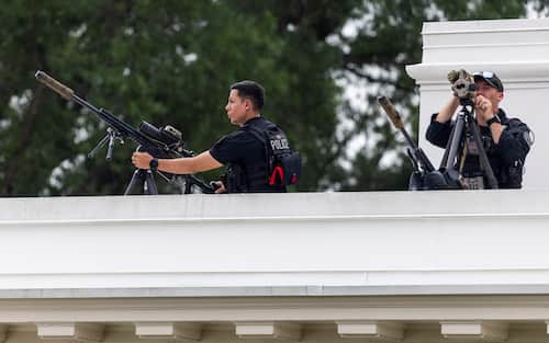 epa12284457 Police snipers stand guard as US President Donald J. Trump (not pictured) tours the roof at the White House under the protection of United States Secret Service officers in Washington, DC, USA, 05 August 2025. President Trump has announced the construction of a new ballroom addition of approximately 90,000 total square feet of ornately designed and carefully crafted space, with a seated capacity of 650 people.  EPA/SHAWN THEW