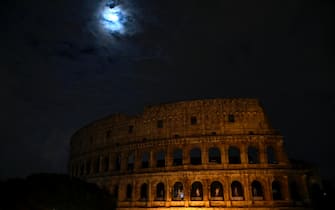 Le luci del Colosseo spente in occasione dell'Earth hour, Roma, 23 marzo 2024.
The Colosseum darkness for the Earth Hour environmental campaign in Rome, Italy, 23 March 2024. ANSA/RICCARDO ANTIMIANI