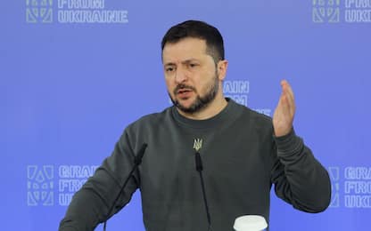 Zelensky: "Putin si calma solo con la forza, dateci le armi"