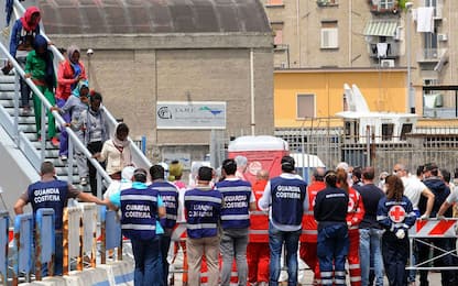 Migranti, nave Foscari arrivata a Pozzallo: a bordo un bimbo morto