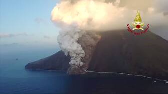 STROMBOLI - Allerta rossa per il vulcano. Eruzione e nube di cenere alta 2 chilometri.