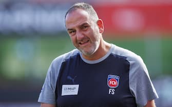 epa10880588 Heidenheim's head coach Frank Schmidt prior to the German Bundesliga soccer match between Bayer 04 Leverkusen and FC Heidenheim in Leverkusen, Germany, 24 September 2023.  EPA/CHRISTOPHER NEUNDORF CONDITIONS - ATTENTION: The DFL regulations prohibit any use of photographs as image sequences and/or quasi-video.