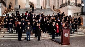 Nel primo anniversario dell’assalto al Capitol, la speaker della Camera Nancy Pelosi ha voluto ricordare il personale sul terreno che si spese per difenderlo