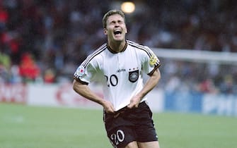 Germany'striker Oliver Bierhoff celebrates after scoring the golden second goal for his team in the Euro96 final against the Czech Republic at London's Wembley stadium on June 30, 1996. Germany won 2-1 with the first ever golden goal in international football.  AFP PHOTO BORIS HORVAT (Photo credit should read BORIS HORVAT/AFP via Getty Images)