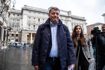 Il segretario generale della Uil Pierpaolo Bombardieri arriva con Manuela, "precaria da sette anni" nel settore del trasporto aereo, a Palazzo Chigi per l'incontro sul decreto Lavoro con la presidente del Consiglio Giorgia Meloni ed i sindacati Cgil, Cisl e Uil, Roma, 30 aprile 2023. ANSA/ANGELO CARCONI