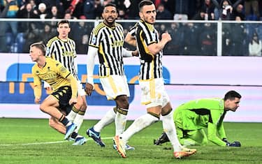 Genoa's Albert Gudmundsson (L) jubilates with his teammates after scoring the gol during the Italian Serie A match, Genoa CFC vs Juventus Fc at Luigi Ferraris stadium in Genoa, Italy, 15 december 2023.
ANSA/LUCA ZENNARO 