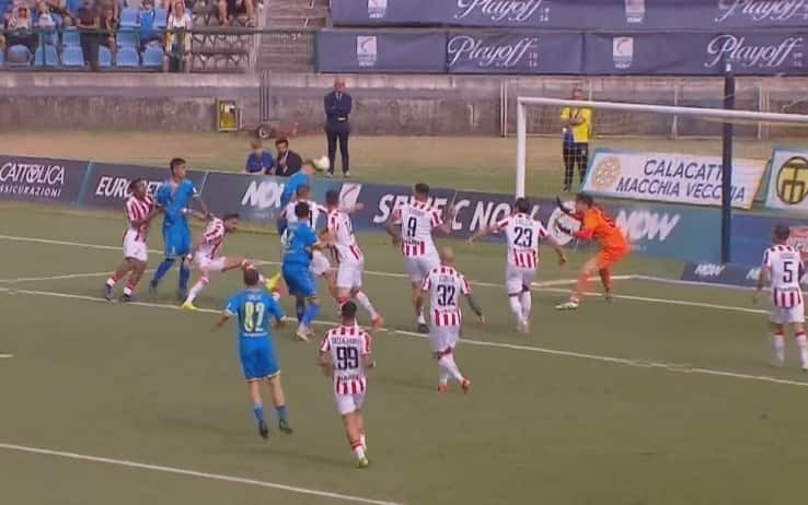 Il gol di Finotto per l'1-0 della Carrarese