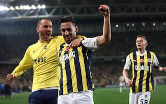 epa11287187 Irfan Can Kahveci (C) of Fenerbahce celebrate with teammates after scoring the 1-0 lead during the UEFA Europa Conference League Quarterfinals, 2nd leg soccer match between Fenerbahce and Olympiacos Piraeus in Istanbul, Turkey, 18 April 2024.  EPA/ERDEM SAHIN