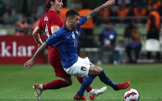 epa09859301 Caglar Soyuncu (L) of Turkey in action against Mattia Zaccagni (R) of Italy during the international friendly soccer match between Turkey and Italy in Konya, Turkey, 29 March 2022.  EPA/ERDEM SAHIN