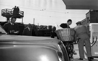 ©lapresse
archivio storico
varie
anni '50
Stazione di rifornimento Agip
nella foto: Enrico Mattei in visita ad una stazione di rifornimento Agip
BUSTA 10337