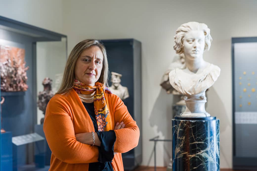 Il_direttore_Paola_D_Agostino_accanto_al_ritratto_di_Costanza_Bonarelli_del_Bernini_nella_riallestita_Sala_Barocca_Photo_Nicola_Neri_Courtesy_Musei_del_Bargello_.jpg