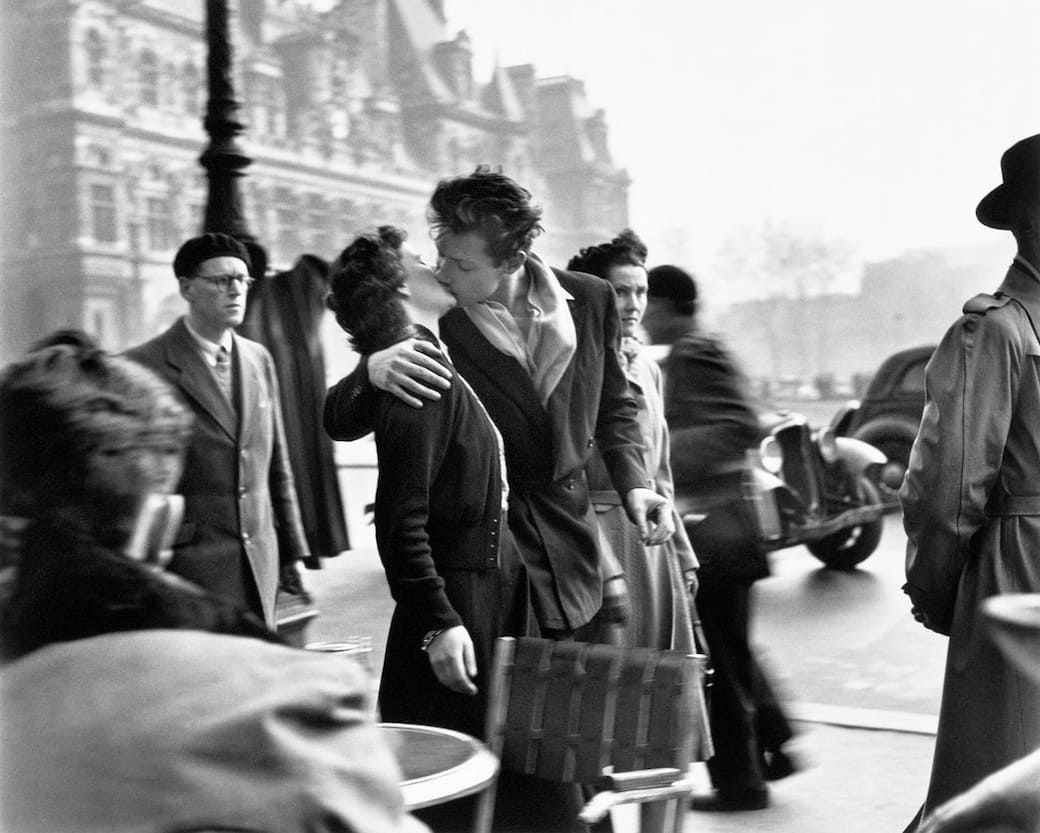 Robert_Doisneau_Le_baiser_de_l’Hôtel_de_Ville_Paris_1950_©_Robert_Doisneau.jpg