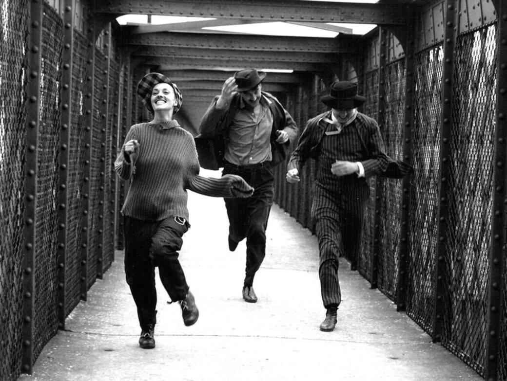Jeanne_MOREAU_Henri_SERRE_e_Oskar_WERNER_corrono_sulla_passerella._Copyright_(c)_Raymond_Cauchetier.jpg