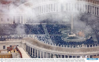 Vatican City - an aerial view of the funeral mass of former Pope Benedict XVI, Cardinal Joseph Ratzinger, at St. Peter’s Square with Pope Francis as presider 2023-01-05. This exclusive picture taken by an helicopter of the Italian Police. Free copyright only, at condition that it is captioned: © photo by Massimo Sestini courtesy of Italian State Police

Città del Vaticano - veduta aerea del funerale dell'ex Papa Benedetto XVI, Cardinale Joseph Ratzinger, presieduta da Papa Francesco in Piazza San Pietro 2023-01-05. Fotografia esclusiva scattata da un elicottero della Polizia italiana. Può essere utilizzata, a condizione che sia indicato nella didascalia: © Massimo Sestini/Polizia di Stato