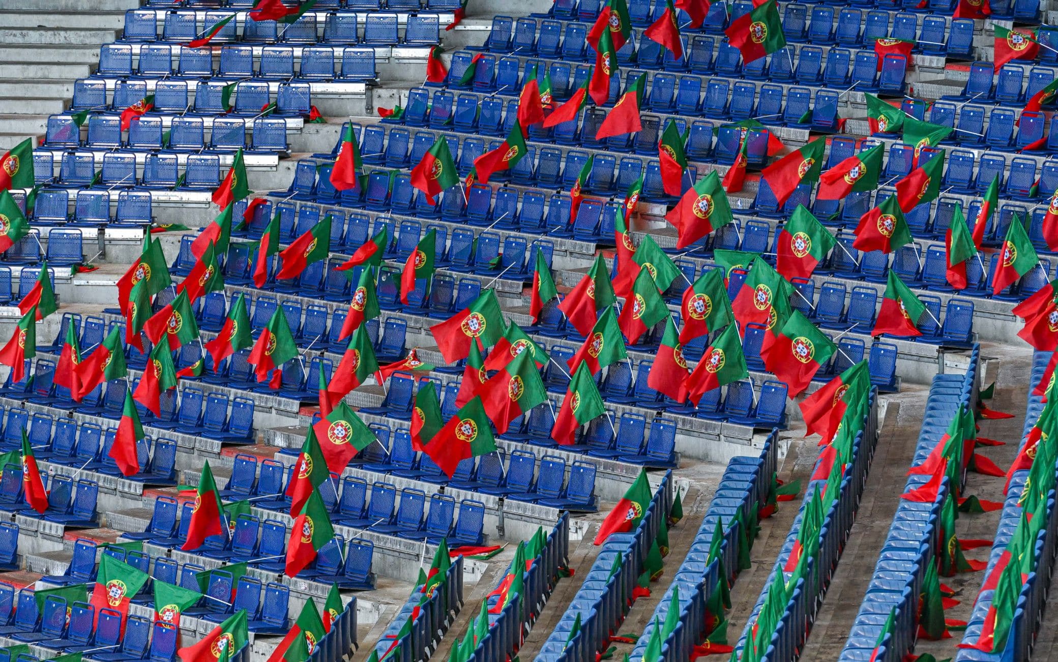 Le bandiera portoghesi dentro lo stadio di Amburgo