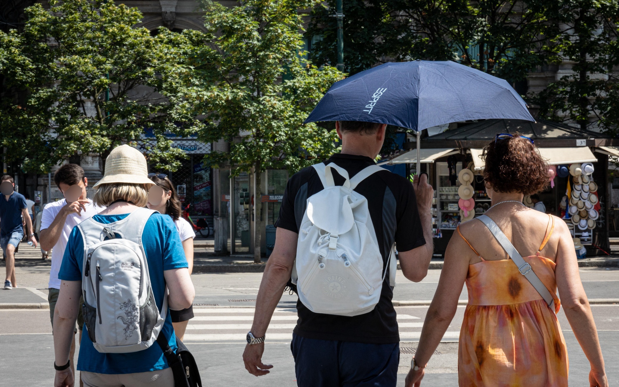 Milano - Caldo anomalo in citta', giornata con temperature oltre la norma, turisti e milanesi cercano ristoro dal sole. Largo Cairoli (Milano - 2022-06-18, MARCO PASSARO) p.s. la foto e' utilizzabile nel rispetto del contesto in cui e' stata scattata, e senza intento diffamatorio del decoro delle persone rappresentate