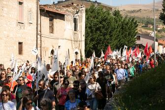 Un corteo con circa 1000 presenti ha sfilato per le vie del borgo di Pescina, per la morte dell'orsa Amarena uccisa a San Benedetto dei Marsi lo scorso 31 agosto, Pescina (L'Aquila), 10 settembre 2023. ANSA/EMANUELE VALERI