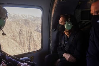Kamala Harris sorvola le zone colpite dagli incendi in California