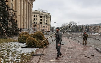 I detriti nelle strade fuori dal palazzo sede del governo regionale a Kharkiv dopo il bombardamento