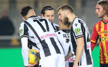 Passano altri secondi, Lucca ammonito dall'arbitro
