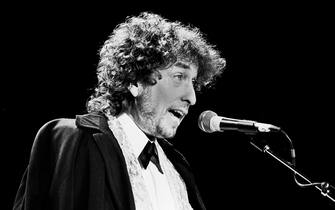 American Folk and Pop musician Bob Dylan speaks onstage during his induction at the Rock and Roll Hall of Fame Awards at the Waldorf Astoria, January 20, 1988. (Photo by Gary Gershoff/Getty Images)