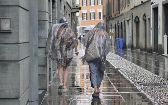 Meteo, fine ondata di caldo con temporali e calo temperature